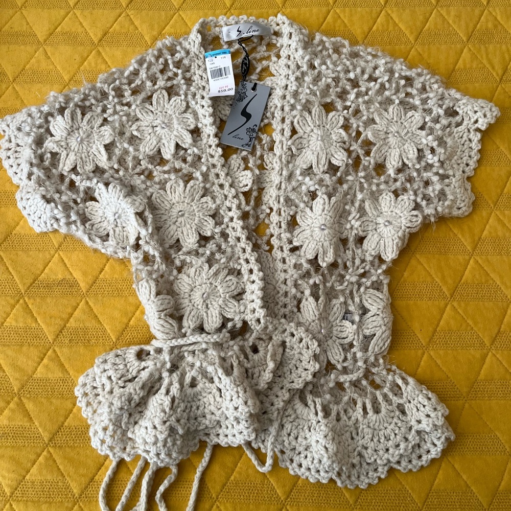 NWT. BEAUTIFUL CROCHET SWEATER. SIZE MED